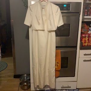 Women’s white casual dress.